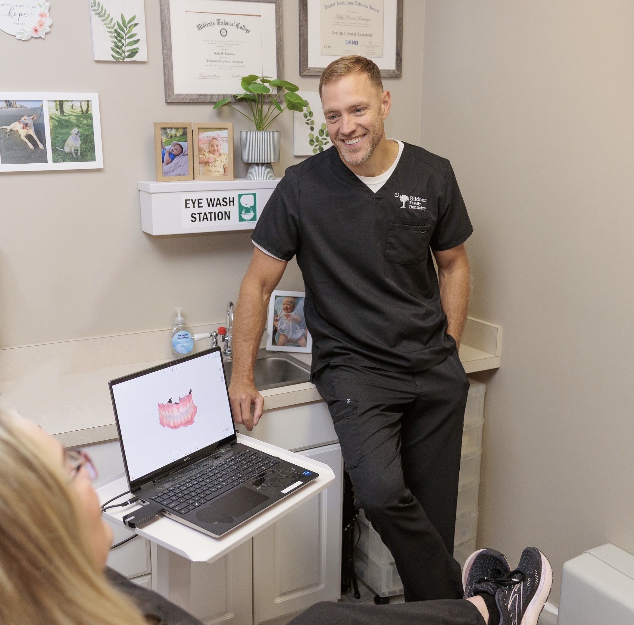 The palm tree of South Carolina in a navy blue silhouette next to a smiley face